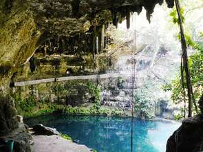 Maya Cenote natuerliches Wasserbecken