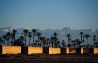 Stadtmauer Marrakesch vor dem Atlasgebirge